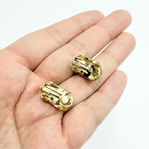 Vintage Gold Tone Plated Ivory Enamel Rhinestones Clip On Earrings - Picture 6 of 6